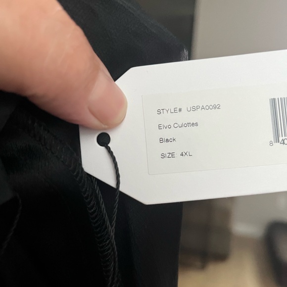 Universal Standard Elvo Culottes in Black - Picture 4 of 4